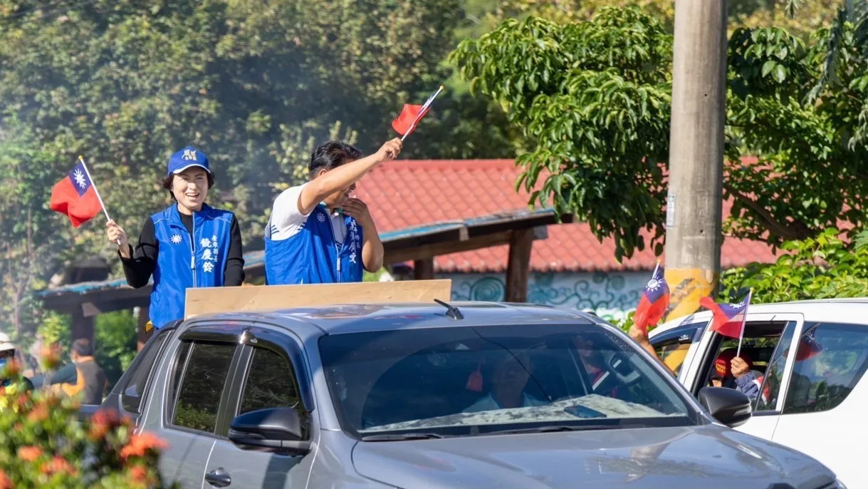 台東縣長候選人饒慶鈴縱谷掃街拜票。饒慶鈴競總提供