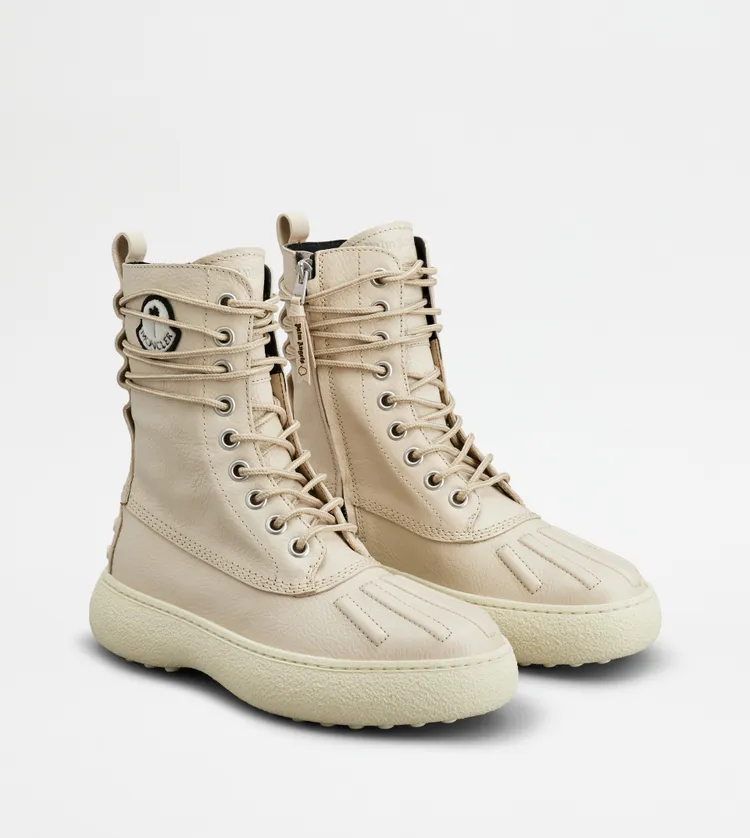 TOD’S x 8 MONCLER Palm Angels W.G.白色中筒靴，3萬9700元。品牌提供
