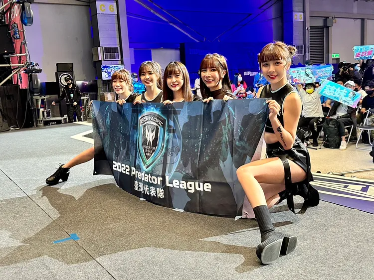 林可（右起）、巫苡萱、孟潔、慈妹、心璇替台灣電競選手應援。黃盈容攝