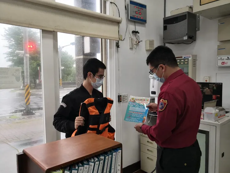 宜蘭縣政府消防局沿海6個分隊即日起提供救生衣免費借用服務，不限設籍於宜蘭縣民眾，僅需提供證件登記，並留下相關資料簽名後即可借用救生衣。另外還可甲地借乙地還的便民服務。消防局提供