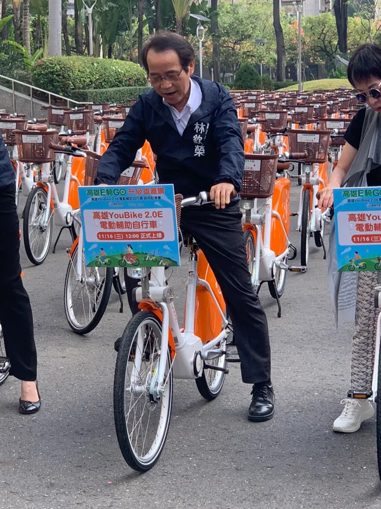 高市副市長林欽榮試騎YouBike 2.0E電動輔助自行車。吳慧芬攝