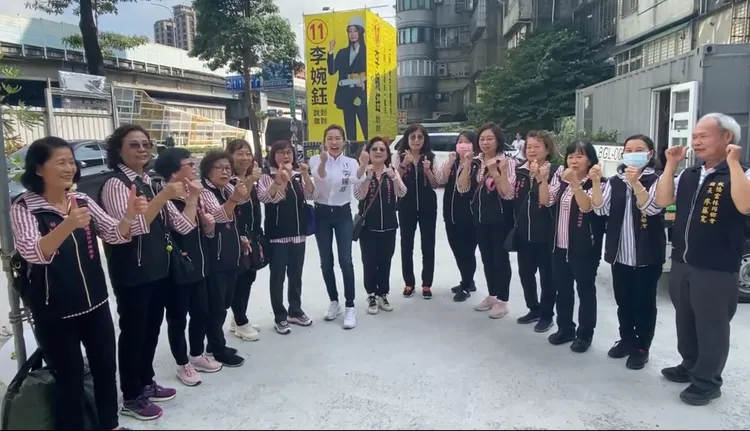 雲林同鄉會成員現身力挺李婉鈺，為板橋唯一一為雲林人身分候選人加持。競辦提供