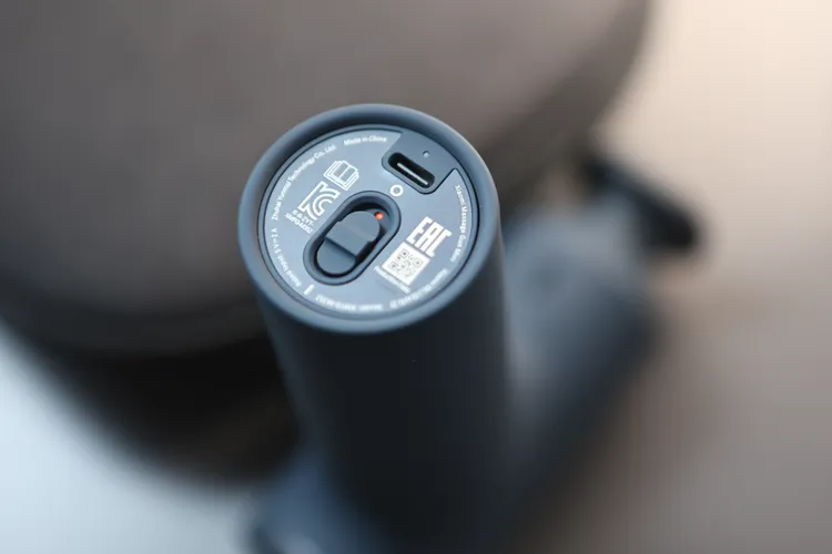 底部有開關鍵，並採Type-C充電。翁玉信攝