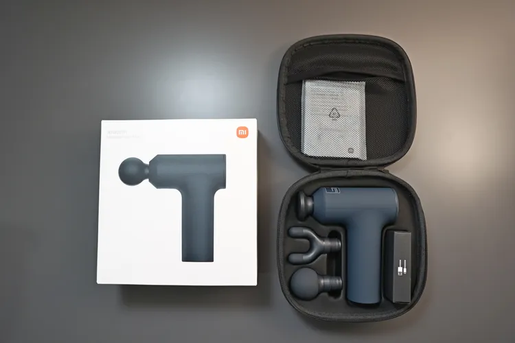 盒內有收納盒，有筋膜按摩槍及三個按摩頭與Type-C充電線。翁玉信攝