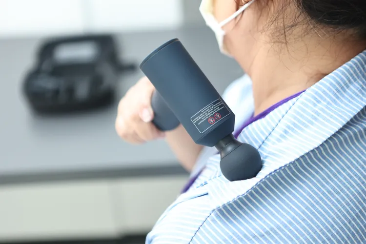 柔軟有彈性的矽膠按摩頭，按起來最舒服。翁玉信攝