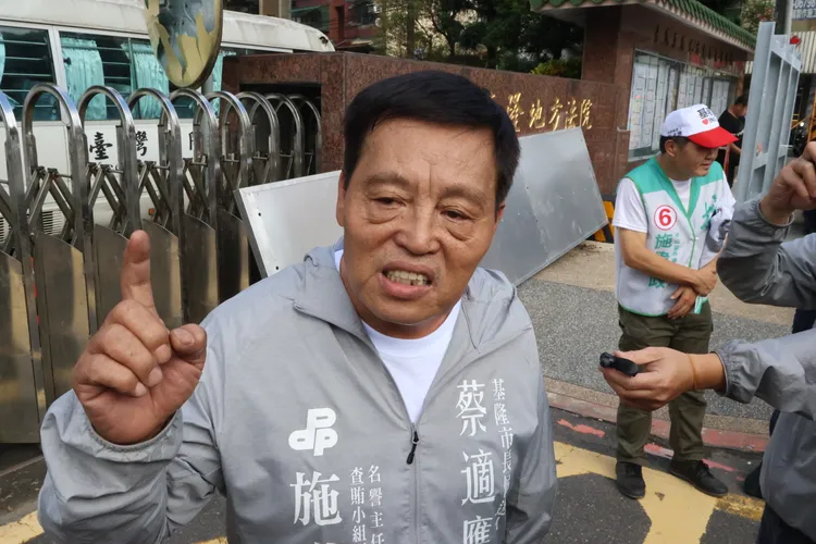 施世明認為，謝國樑以公益的名義發送價值至少3百元的物資，明顯違法。戴之聖攝