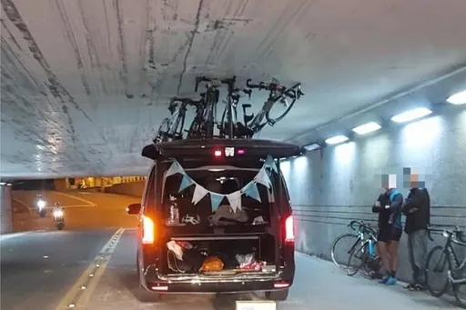 車頂載8輛單車卡涵洞 昂貴車毀!還要吃罰單