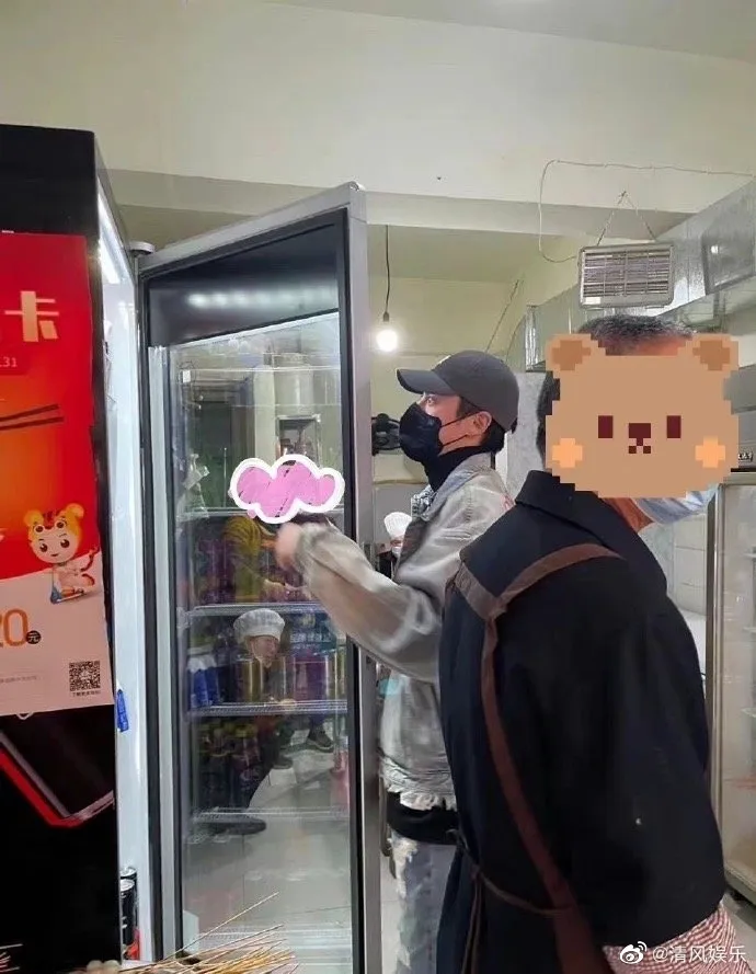 王鶴棣開冰箱拿飲料。翻攝清風娛樂微博