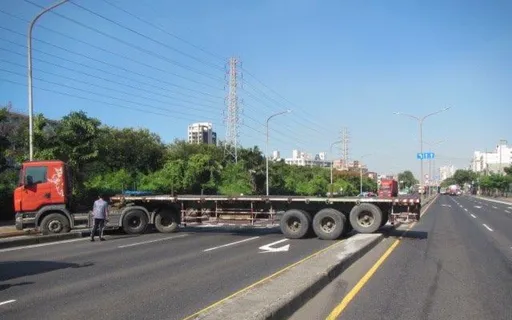 高雄聯結車急煞打滑衝對向 橫卡整條車道