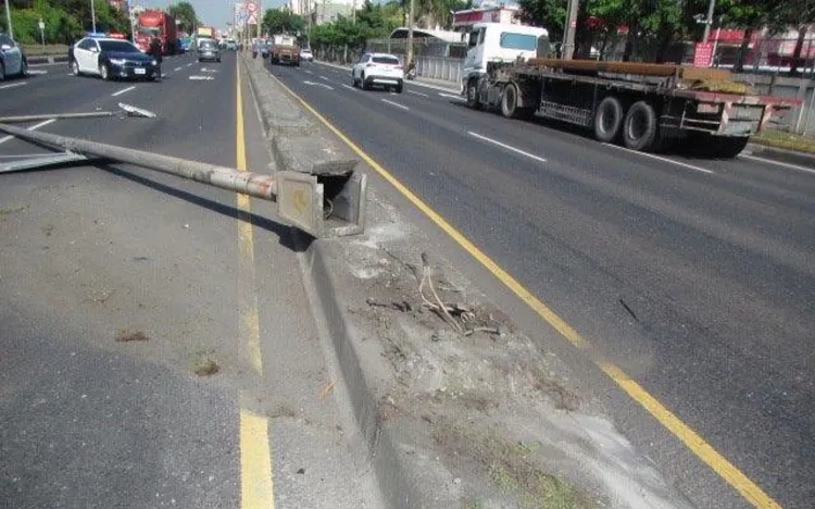 中央分隔島路燈遭撞斷。讀者提供