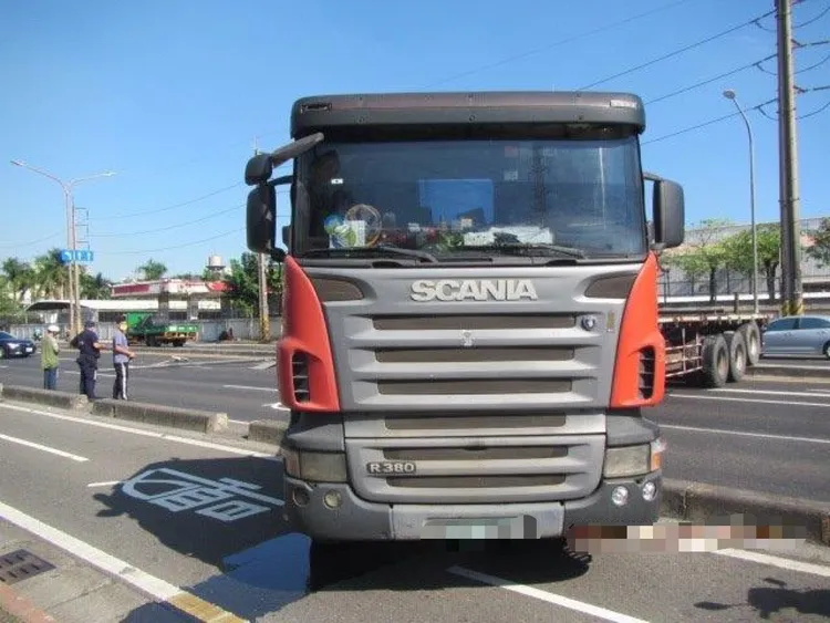 聯結車衝到對向車道打橫占據3個快車道及慢車道，幸未波及他人。讀者提供