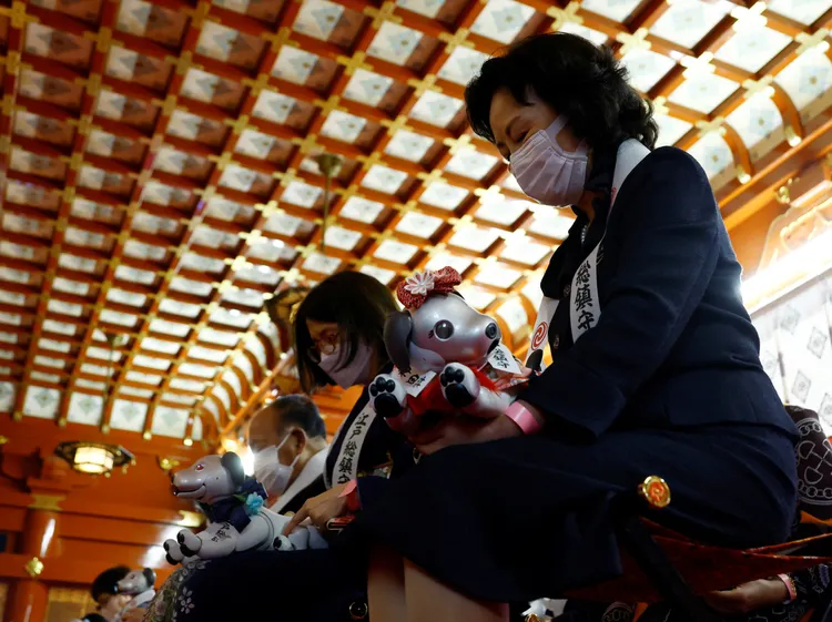 狗主人們為AIBO祈福。路透社