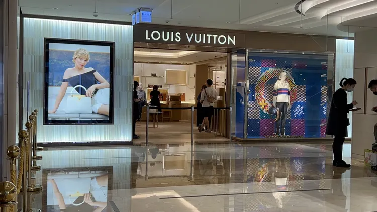 國際精品LV祭出消費滿3萬元送900元商品券優惠。侯昌騰攝