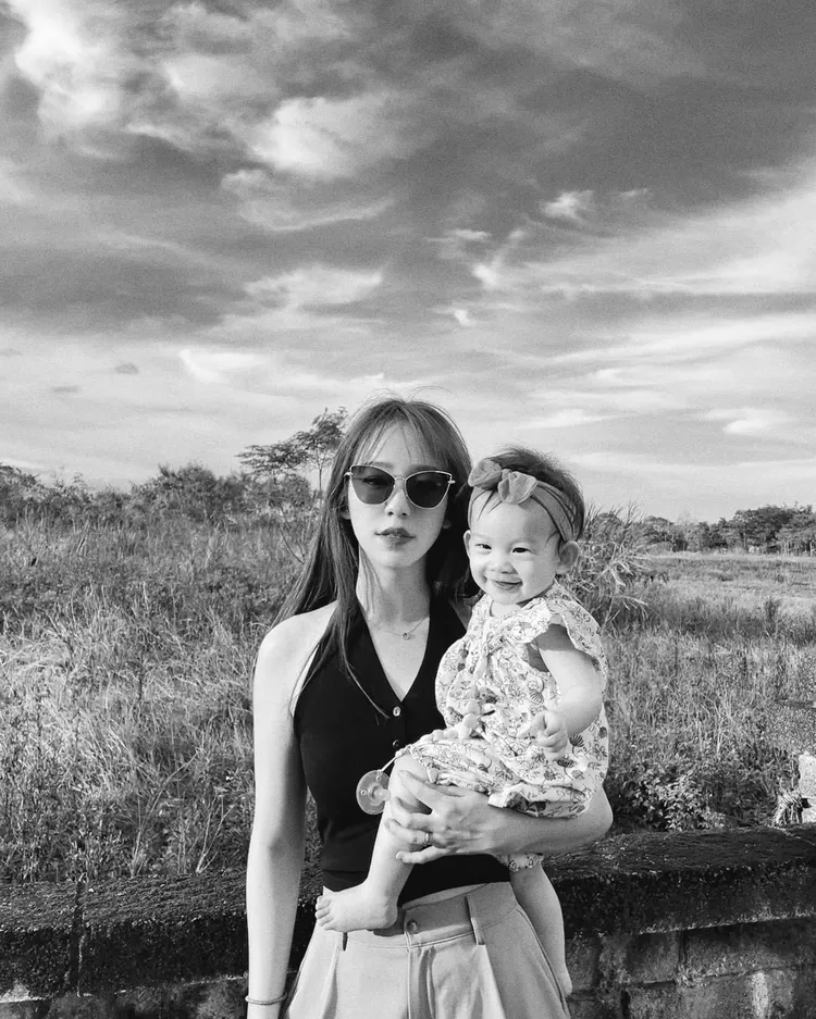 陳天仁抱女兒形容是可愛的時尚配件。