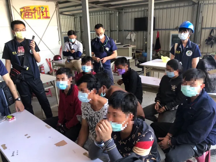 全數被集中在工地福利社釐清身分。讀者提供