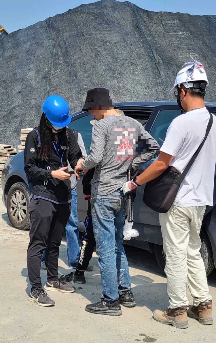 有非法移工穿連鎖健身房的服裝上工。讀者提供