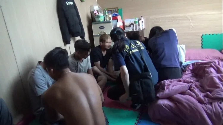 移工官在鐵皮屋2樓逮獲一批非法移工。讀者提供