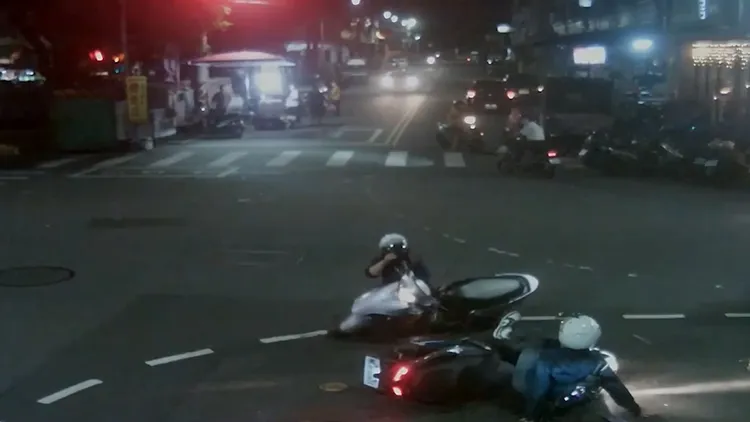 黃男（右）腳被機車壓住，一度爬不起身。讀者提供