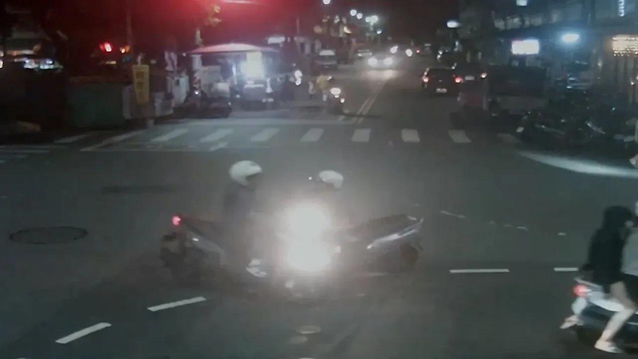 兩車在路口迎面撞上。讀者提供