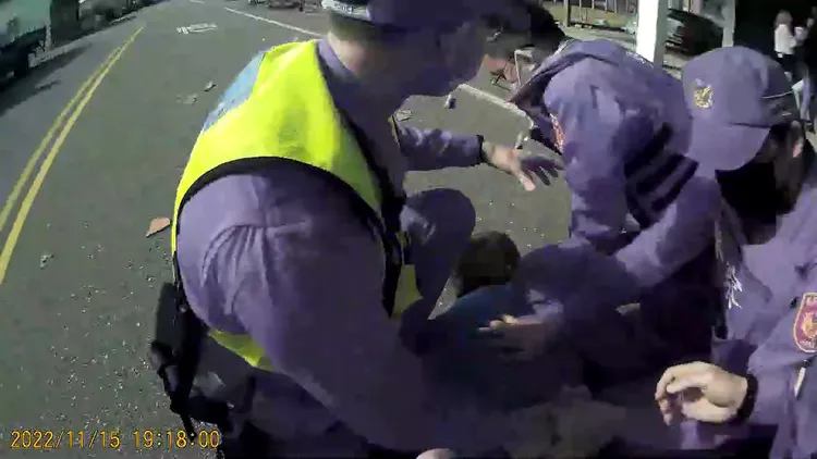 警方壓制余男。鳳林分局提供