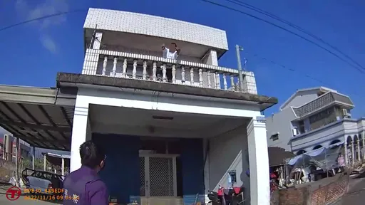 花蓮怪叔叔好囂張!持械闖校園咆哮 見警上門丟金爐還飆三字經