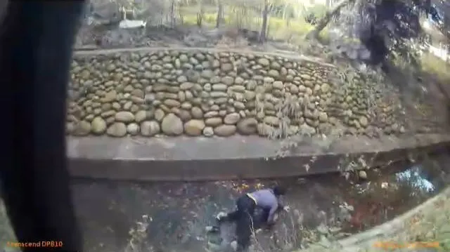 阮男跳下大排水溝。土城警分局提供