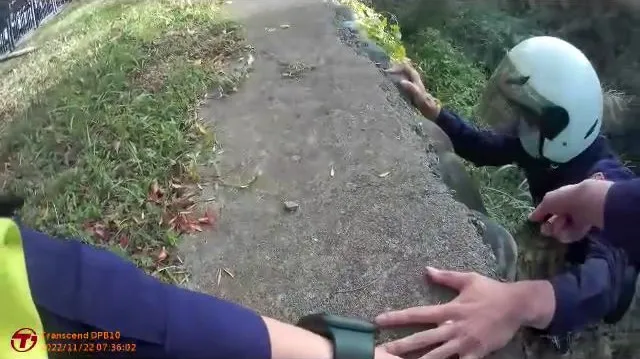 支援警力將奮勇追緝的王姓警員拉上岸。土城警分局提供