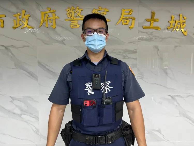 追捕非法居留移工的土城分局金城派出所警員王博逸。土城警分局提供