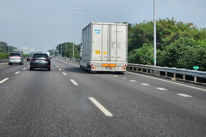 這輛日本貨車真的很特別，如果撞到了也會特別的慘。翻攝路上觀察學院