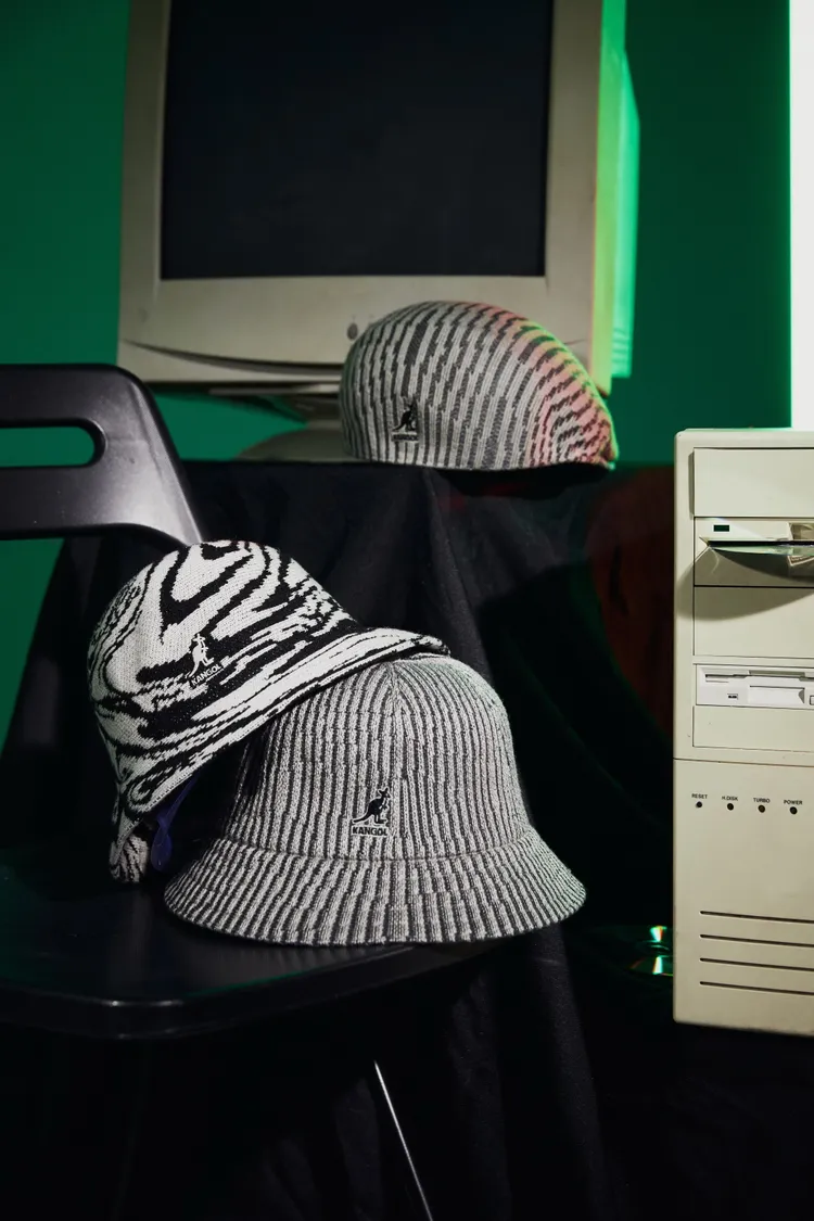 KANGOL秋冬鐘形帽以潮流感的圖騰印花設計，賦予典雅帽形潮流新貌，各3280元。品牌提供