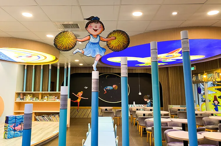 一整排2米高的鉛筆立體造型立柱，區分商品區與休憩區。業者提供