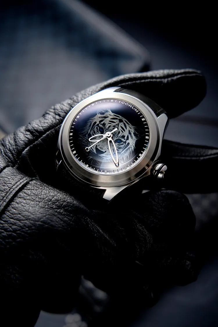 擬真的畫風，真實呈現了老虎凝視獵物的專注神情，讓錶盤瞬間化身為1張黑白照片。品牌提供