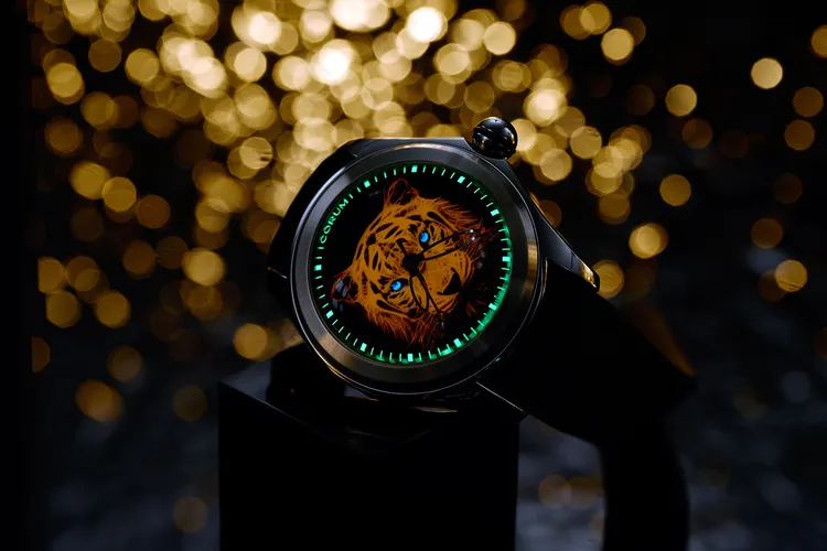 去年引入夜光塗料打造的X-Ray款式後，品牌再度於黑暗中玩起變身魔法。品牌提供