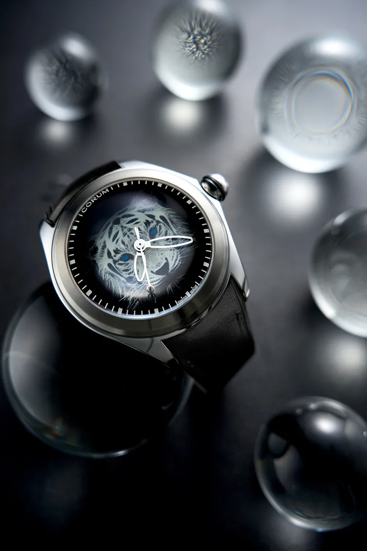 泡泡系列腕錶有著令人一眼即識的標誌性圓頂形藍寶石水晶錶鏡。品牌提供