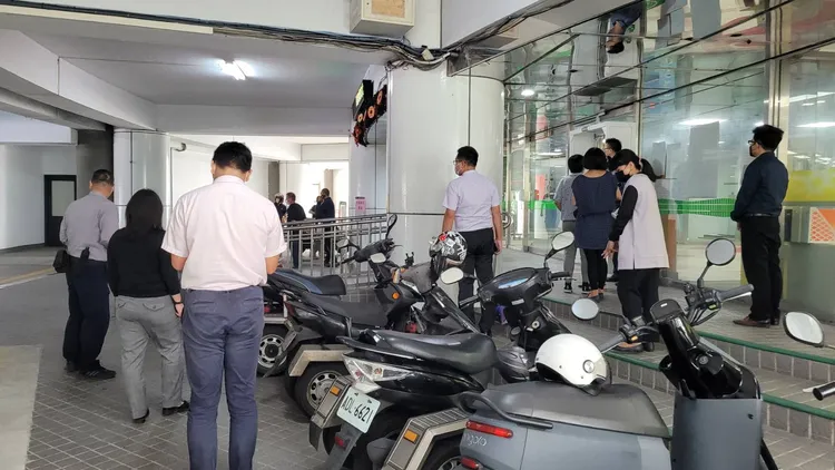 墜樓事件震撼市府員工，紛紛查看。劉榮輝攝