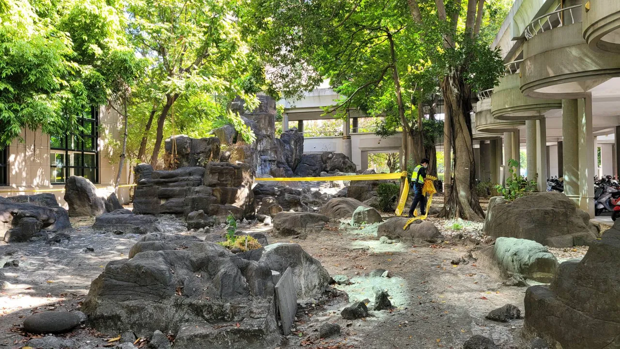 員工墜落在此，警方拉封鎖線。劉榮輝攝