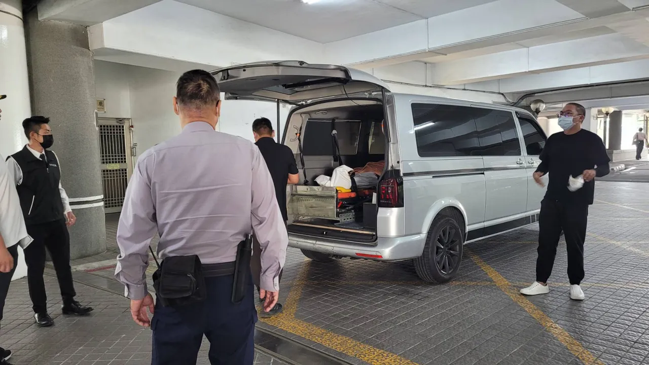 葬儀社人員運走遺體。劉榮輝攝