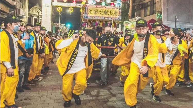 陳柏陽(左方抬轎者)個性豪爽，平時相當熱心廟會事務，為北部廟會圈活躍人物。取自陳男臉書