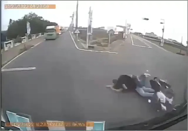 陳男載未成年李姓友人在路口失控摔車，2人連人帶車往貨車底滑去。民眾提供