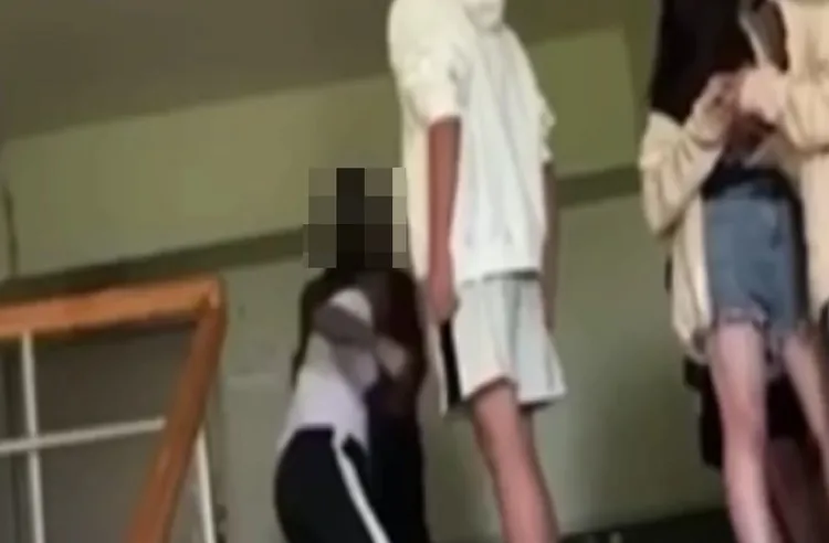 小傅(穿黑衣者)遭小佑及另名男同學揮拳毆打。讀者提供