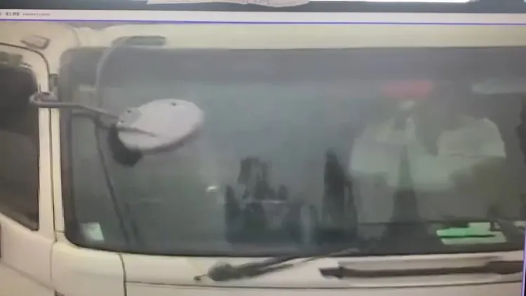 重機滑入貨車右側車底，貨車劇烈震動，劉姓司機驚覺狀況不對，緊急煞車停下。民眾提供