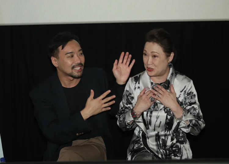 何書銘（左）爆料洪慧芳（右）自己加戲抱呂珍九。陳明中攝