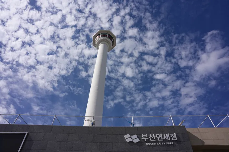 釜山鑽石塔位於龍頭山公園內，雖然塔高僅120公尺，但相對位置高，視野景觀超好。黃盈甄攝