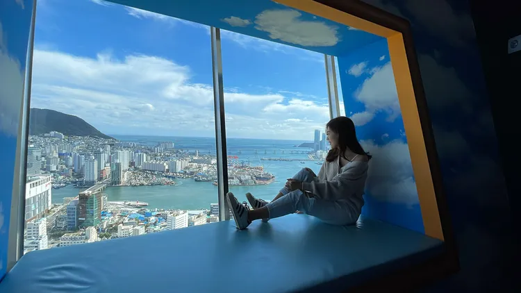 位於塔頂的360度觀景台也設置了網美拍照點，供旅人拍照打卡。黃盈甄攝