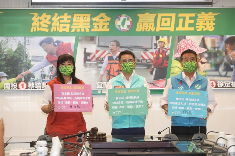 （左起）蔡培慧、江聰淵與徐定禎出席記者會共同簽署「拒絕黑金宣言」。台北市記者聯誼會提供