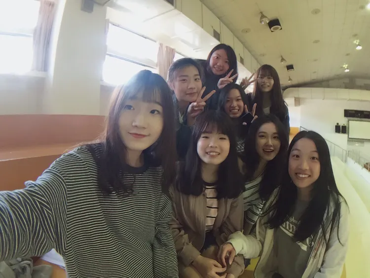 陳紫渝（右2）在就學時，時常擔任班級幹部替同學服務。陳紫渝提供