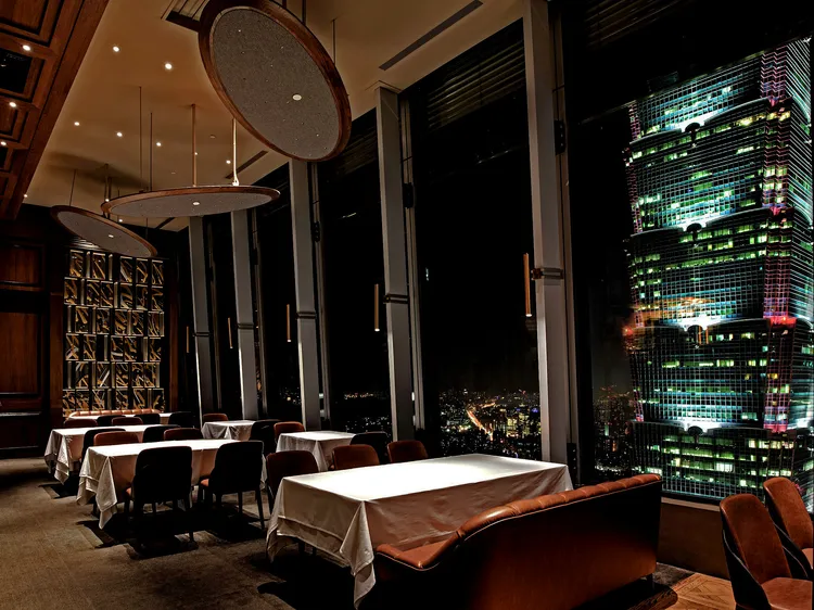 Smith & Wollensky以絕美夜景和經典乾式熟成牛排著稱。業者提供