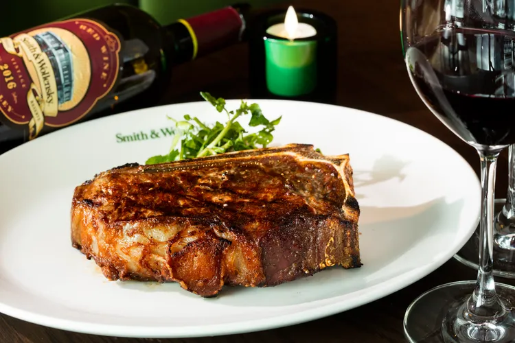 乾式熟成帶骨紐約客21OZ.售價3980元，同樣適合2至3人分享。業者提供