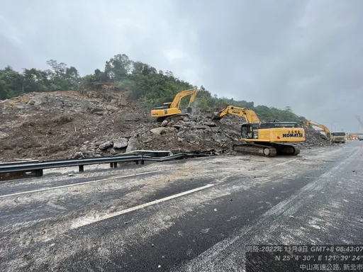 國1汐止走山大癱瘓 交長:明早搶開一車道、全線通車再等10天