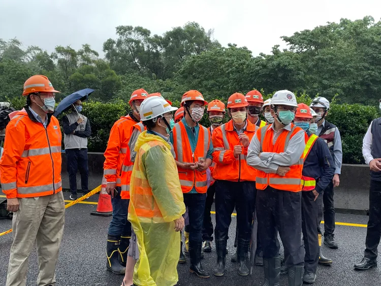 交通部長王國材前往現場勘災。高公局提供